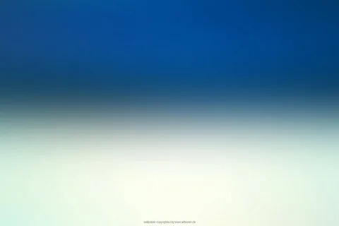 Weich verlaufende Fläche: oben tiefblau, in der Mitte graublau, unten helles Mintweiß mit einem leichten Leuchten im unteren Bildbereich.