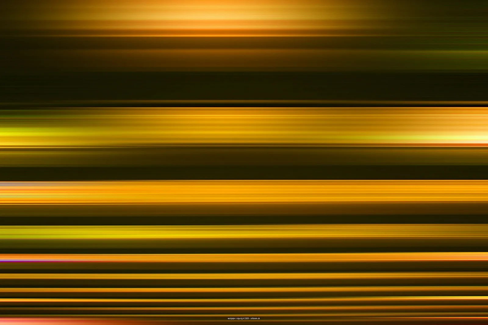Abstrakte horizontale Streifen in Orange, Gold und Dunkelbraun mit weichen Lichtverläufen, die wie Bewegungsunschärfe wirken.