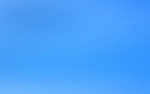 Weich verschwommene Fläche in Hellblau, dunkler am oberen Rand und heller zum unteren Rand hin, ohne erkennbare Objekte.