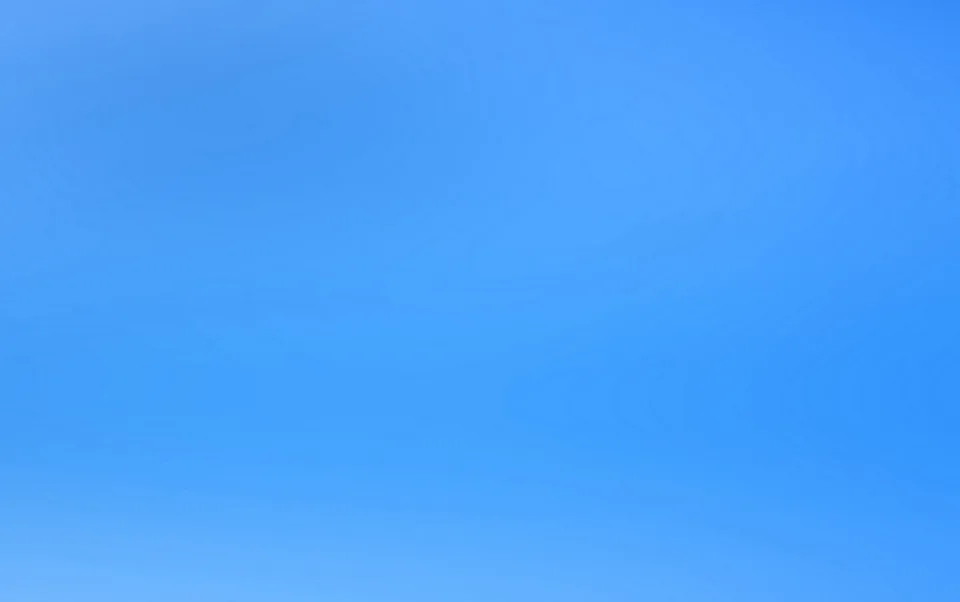 Weich verschwommene Fläche in Hellblau, dunkler am oberen Rand und heller zum unteren Rand hin, ohne erkennbare Objekte.