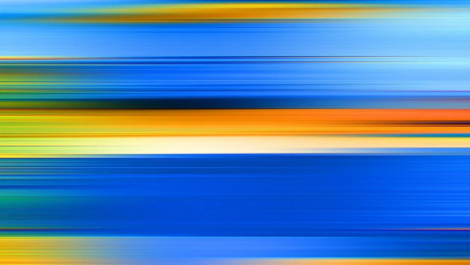 Abstrakte Komposition aus horizontalen, verwischten Streifen in Blau, Orange, Gelb und Cremeweiß.