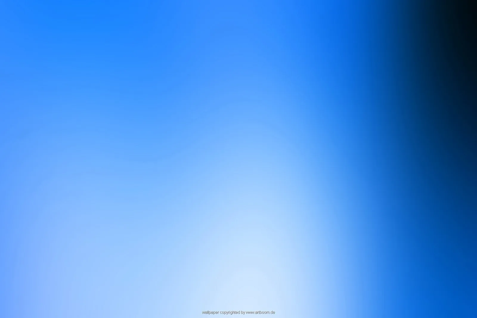 Weicher blauer Farbverlauf mit kräftigem Blau links oben, hellem Lichtfleck unten in der Mitte und fast schwarzem Rand rechts.