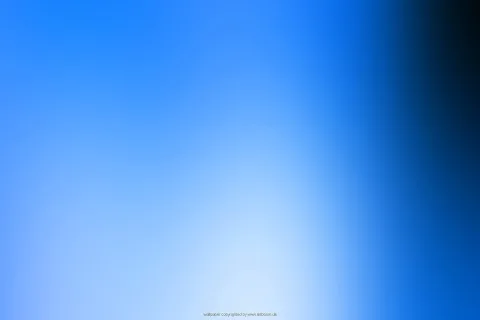 Weicher blauer Farbverlauf mit kräftigem Blau links oben, hellem Lichtfleck unten in der Mitte und fast schwarzem Rand rechts.