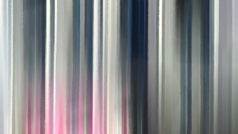 Abstraktes Bild aus vertikalen Streifen in Grau, Blaugrau und Weiß, unten am Rand leuchtet ein rosa Schimmer.