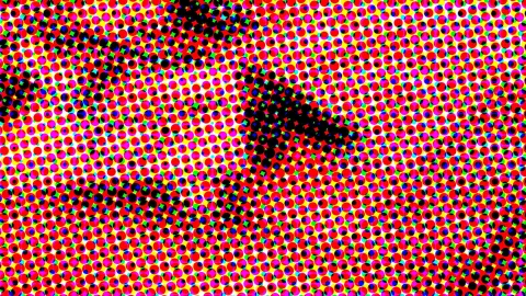 Dichtes Raster aus bunten Punkten in Rot, Gelb, Magenta und Grün auf weißem Grund, durchzogen von dunklen Schlieren.