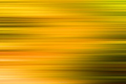 Abstrakte Komposition aus horizontalen, verwischten Streifen in Gelb, Orange und Olivgrün, die von links nach rechts fließen.