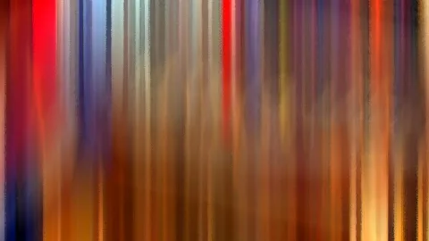 Abstrakte vertikale Farbschlieren in Rot, Blau, Orange und Braun, weich verwischt über die gesamte Fläche.