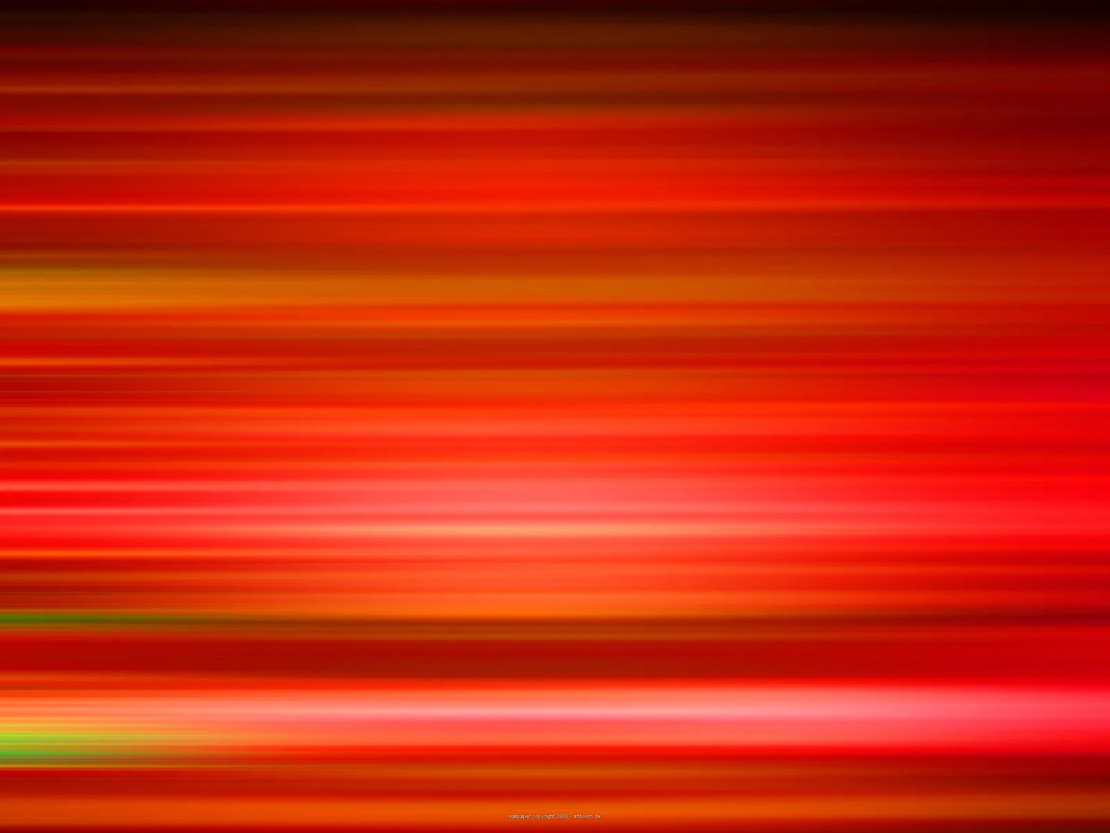 Horizontale, rot und orange leuchtende Streifen verlaufen über das ganze Bild, mit hellen rosa Lichtbahnen und einzelnen grünlichen Akzenten am linken Rand.