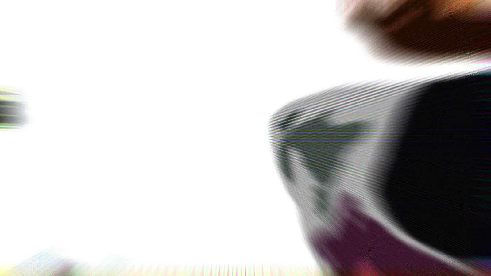 Heller, fast weißer Hintergrund mit verwischten dunklen Formen rechts, am unteren Rand violette Schatten und feine horizontale Streifen.