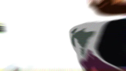 Heller, fast weißer Hintergrund mit verwischten dunklen Formen rechts, am unteren Rand violette Schatten und feine horizontale Streifen.