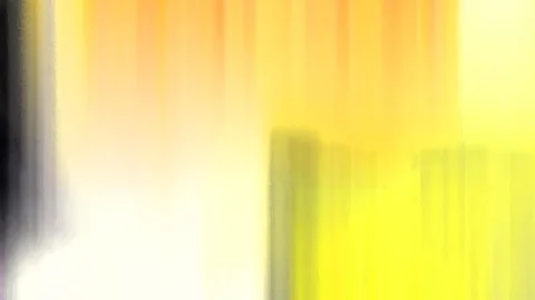 Abstrakte, vertikal verwischte Farbflächen in Gelb, Orange, Weiß und Schwarz, links ein dunkler Streifen.
