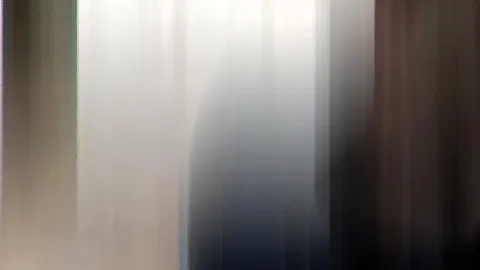 Abstrakte Komposition aus hellgrauen, dunkelblauen und braunen vertikalen Schlieren mit einer dunklen Form in der Mitte.
