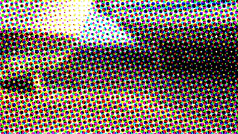 Dichtes Raster aus kleinen farbigen Punkten in Rot, Grün, Blau, Gelb, Cyan, Magenta und Schwarz, das von hellen Bereichen oben links zu einer dunklen Fläche rechts übergeht.