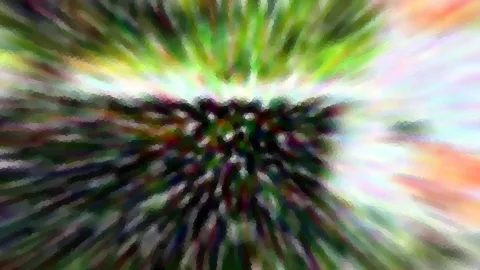 Abstrakte Komposition aus radial verwischten grünen, weißen und orangefarbenen Streifen mit dunklem Zentrum.