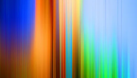 Abstraktes Bild aus vertikalen, verwischten Farbstreifen in Blau, Orange, Rot, Gelb, Grün und Hellblau nebeneinander.
