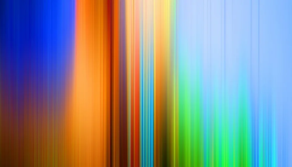 Abstraktes Bild aus vertikalen, verwischten Farbstreifen in Blau, Orange, Rot, Gelb, Grün und Hellblau nebeneinander.