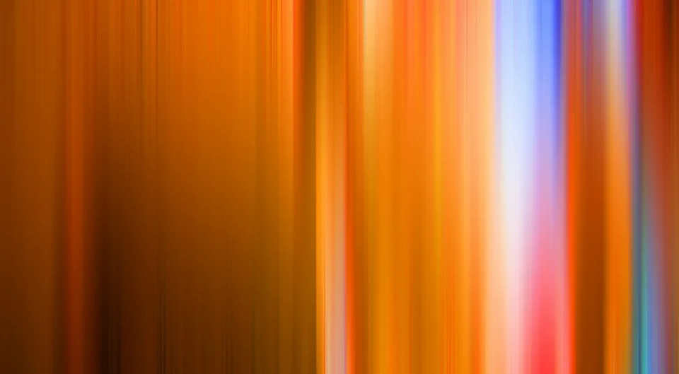 Abstrakte Komposition aus senkrechten, verwischten Streifen in Orange, Gelb, Rot und Hellblau, links dunkler, rechts heller.