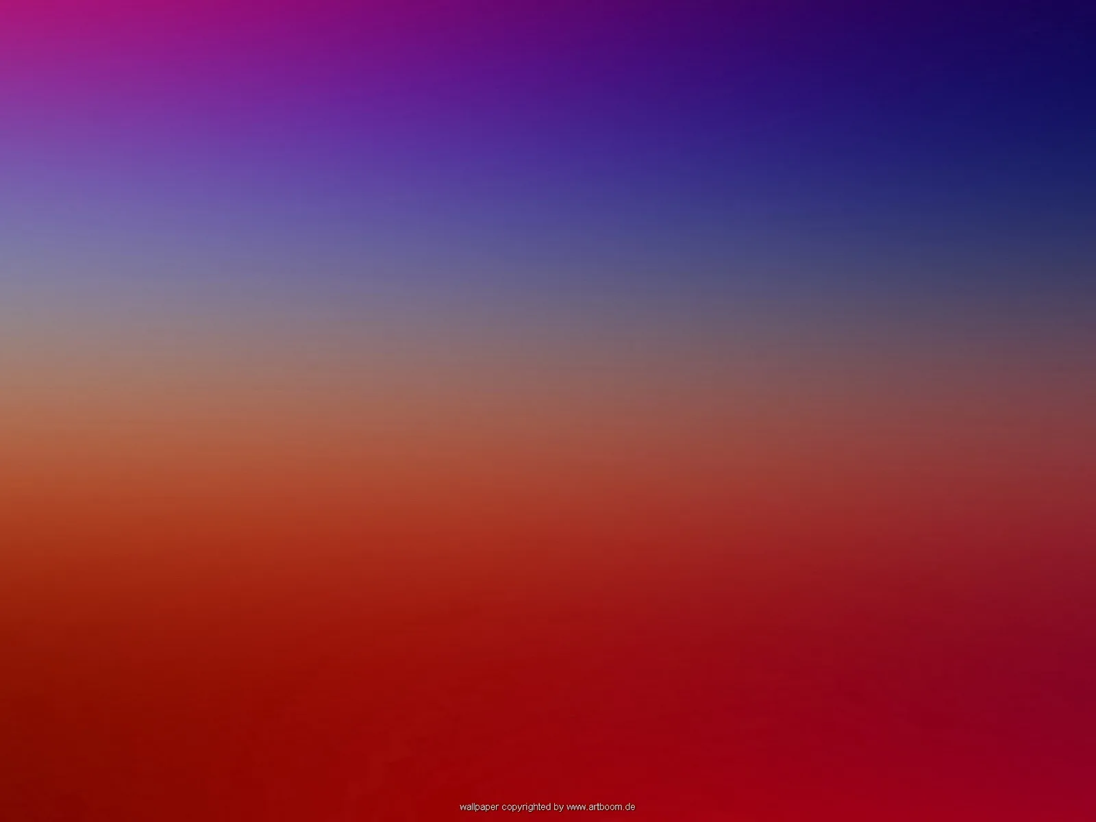 Weicher Farbverlauf von Magenta und Violett oben über Blau und Grau in der Mitte bis zu Orangerot und Dunkelrot unten.