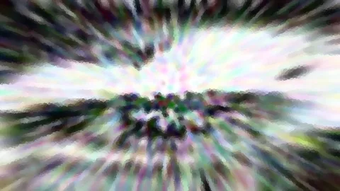 Abstrakte Aufnahme mit radialem Zoomeffekt: unten eine dunkle Hecke am Horizont, darüber ein helles, bunt schimmerndes Himmelsfeld mit strahlenförmigen Schlieren.