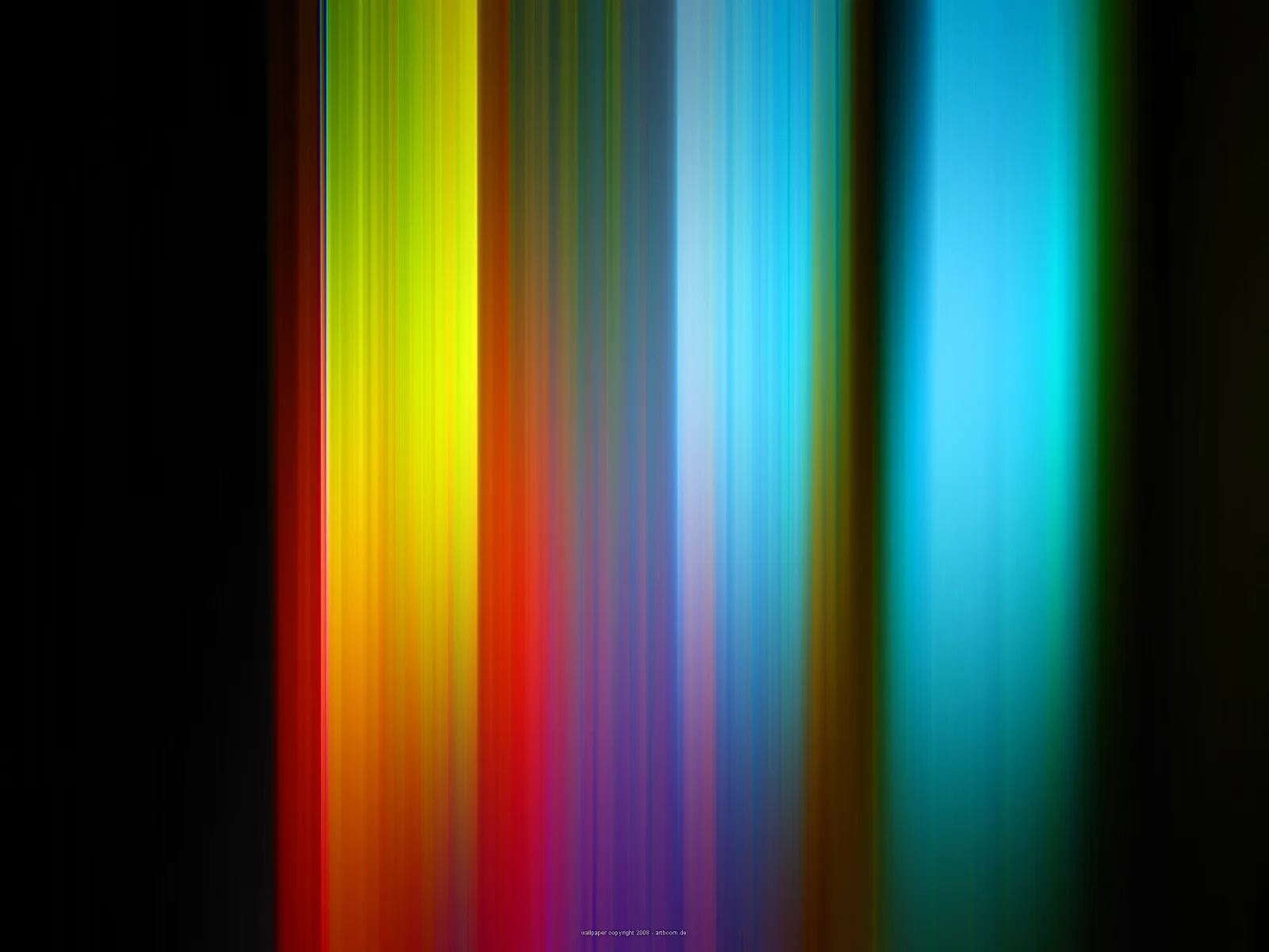 Vertikale, verwischte Lichtstreifen in Rot, Orange, Gelb, Grün, Blau und Türkis vor schwarzem Hintergrund.