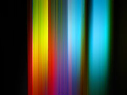 Vertikale, verwischte Lichtstreifen in Rot, Orange, Gelb, Grün, Blau und Türkis vor schwarzem Hintergrund.