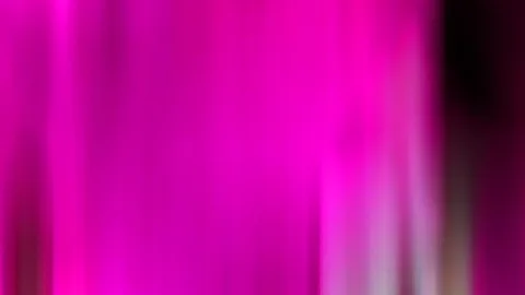 Vertikal verwischte Streifen in Magenta und Pink, rechts ein dunkler Rand und helle Schlieren am unteren Bildrand.