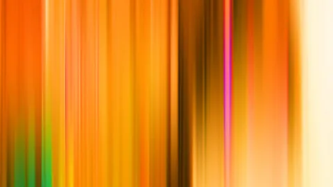 Vertikal verwischte Streifen in Orange, Gelb und Braun, am linken Rand ein grüner Streifen, rechts ein heller cremefarbener Bereich und ein schmaler magentafarbener Strich.