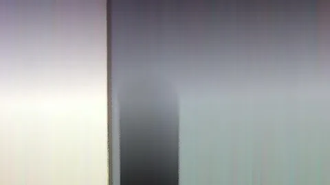 Abstraktes Bild mit vertikalen, verwischten Schlieren in Grau, Weiß und Lavendel, in der Mitte ein dunkler, unscharfer Streifen.