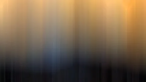 Abstrakte vertikale Schlieren, oben warmes Orange, nach unten in dunkles Blau und Schwarz übergehend