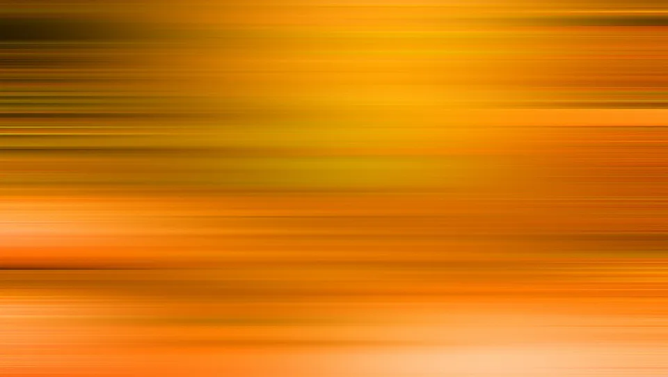 Abstrakte Fläche aus waagerechten, verwischten Streifen in Orange, Gelb und Dunkelbraun, die von links nach rechts zu fließen scheinen.