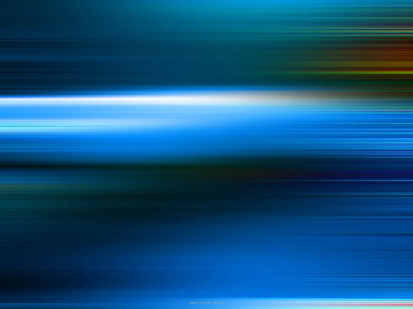 Abstrakte Komposition aus horizontalen, verwischten blauen Streifen, mit einem hellen weißen Lichtband in der oberen Bildhälfte und dunklen Bereichen am Rand.
