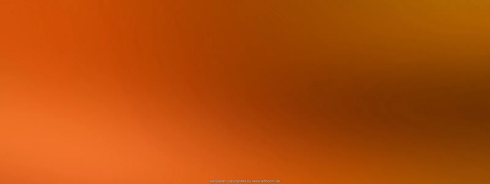 Weicher Farbverlauf von leuchtendem Orange links unten zu dunklem Braunorange rechts oben, mit einem kleinen Copyright-Hinweis am unteren Bildrand.