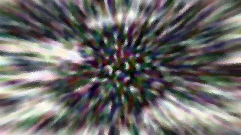 Abstrakte Komposition aus bunten, verwischten Streifen, die von allen Seiten zur Bildmitte hin zusammenlaufen. Grüne, violette, weiße und dunkle Farbtöne wirken pixelig.