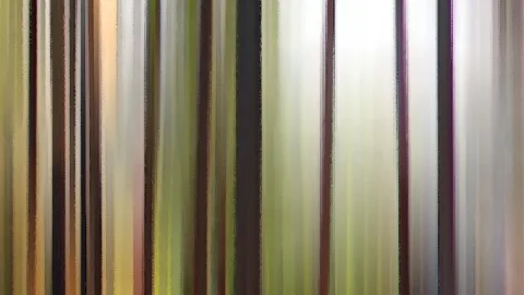 Abstrakte vertikale Streifen in Grün, Beige und Braun, teils dunkel abgesetzt
