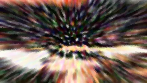 Abstrakte Komposition aus bunten Streifen, die von einem dunklen Zentrum radial nach außen laufen, mit weißen und rosafarbenen Lichtflecken unten links.