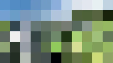 Abstraktes Mosaik aus quadratischen Pixeln, oben in Blau, in der Mitte und unten in Grün- und Grautönen.