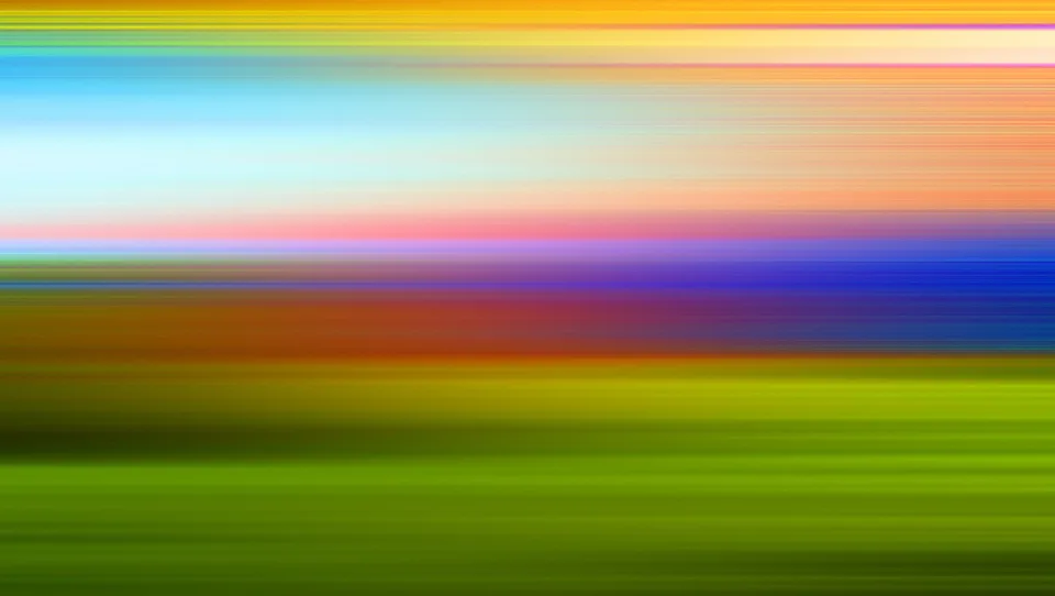Horizontale, bunte Farbstreifen in Bewegungsunschärfe, von Gelb oben über Hellblau, Rosa und Violett bis zu Grün unten.
