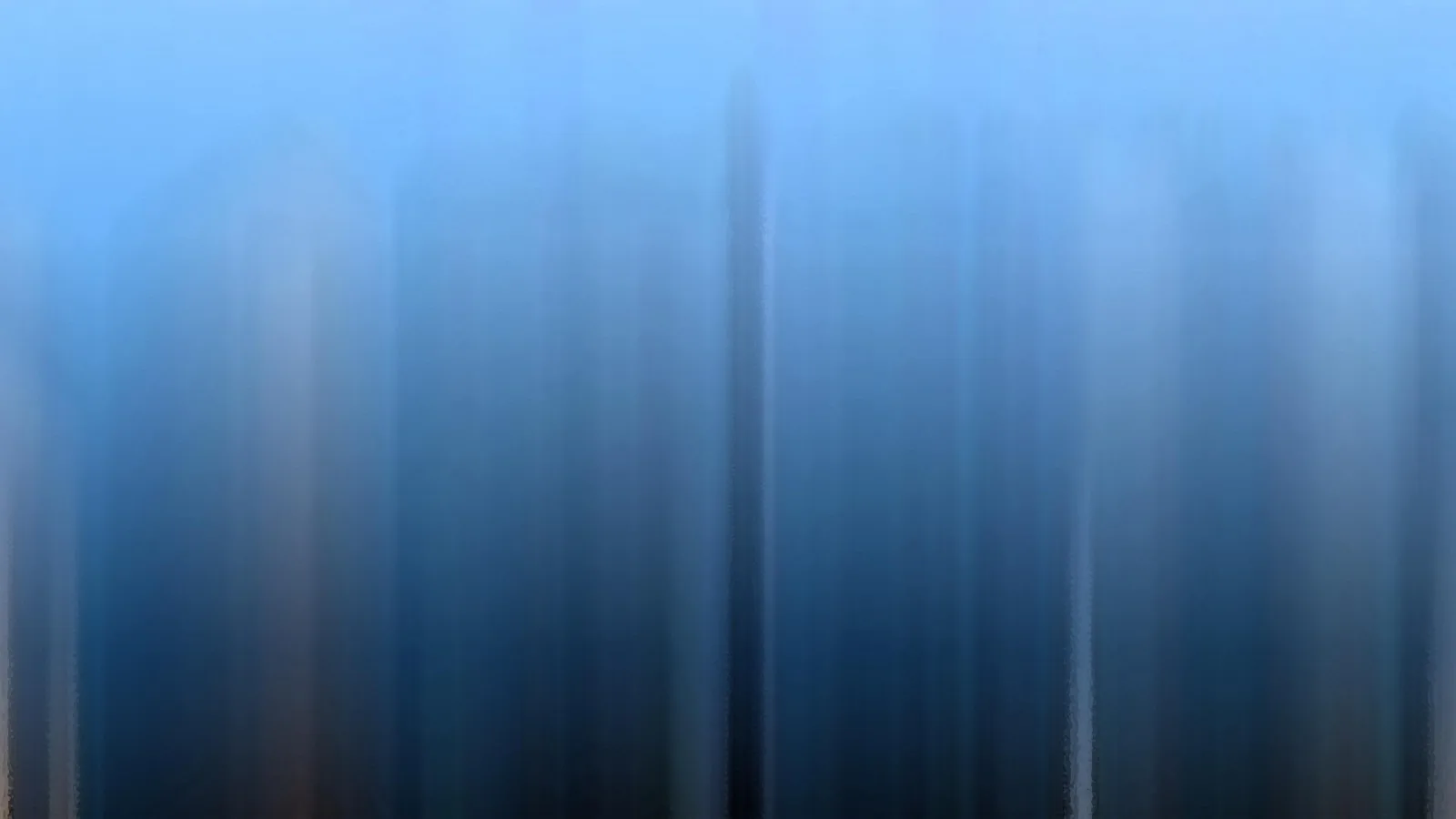 Abstrakte Komposition aus vertikalen, verwischten Streifen in Blau-, Grau- und Schwarztönen, oben heller, unten dunkel.