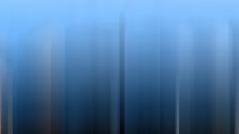 Abstrakte Komposition aus vertikalen, verwischten Streifen in Blau-, Grau- und Schwarztönen, oben heller, unten dunkel.