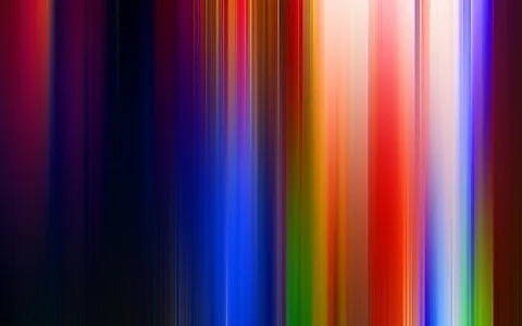 Abstraktes Bild aus vertikalen, verwischten Farbstreifen in Rot, Blau, Violett, Orange, Gelb und Weiß auf dunklem Grund.