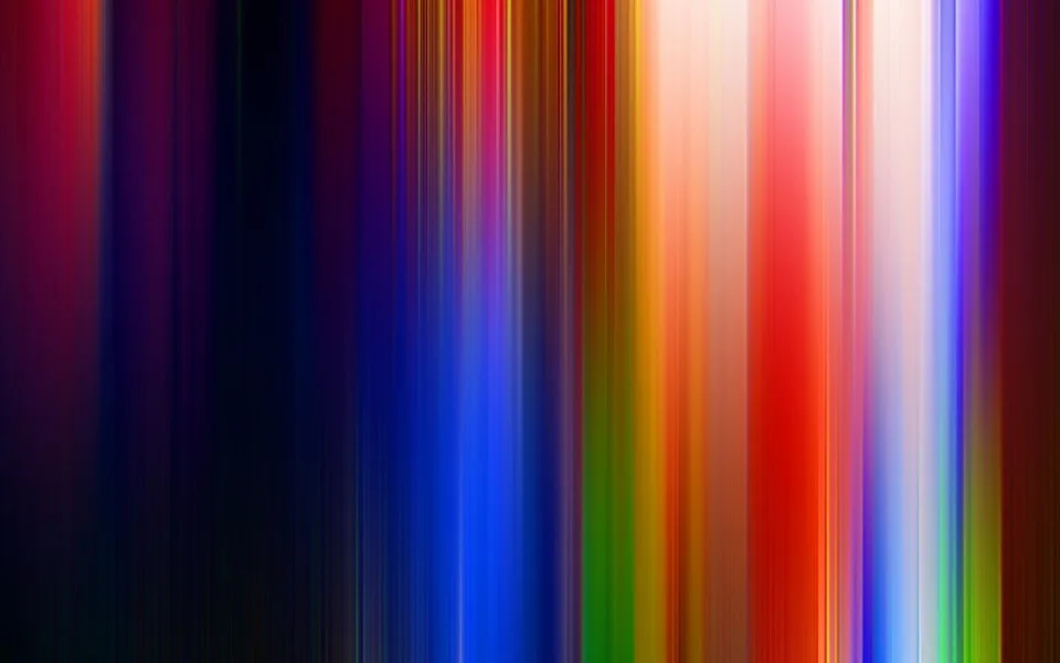 Abstraktes Bild aus vertikalen, verwischten Farbstreifen in Rot, Blau, Violett, Orange, Gelb und Weiß auf dunklem Grund.
