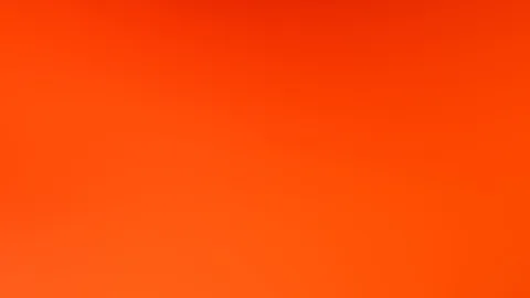 Ein flächiger Verlauf in Orange, oben dunkler und kräftiger, unten heller und leuchtender, ohne erkennbare Formen.