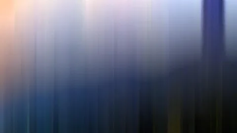 Abstrakte, vertikal verwischte Farbverläufe in Blau, Violett und Orange, oben links heller, unten dunkler.