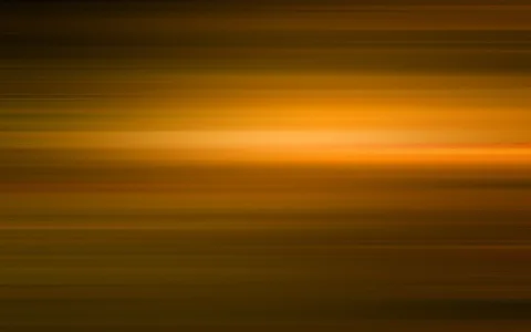 Abstrakte Komposition aus horizontal verwischten Streifen in Gold, Bernstein und Dunkelbraun, mit einem hellen Lichtband in der Bildmitte.