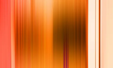 Abstrakte vertikale Streifen in Orange, Rot und Gelb, die wie Bewegungsunschärfe ineinander verlaufen, mit einem dunklen Bereich in der Mitte und hellen Streifen am rechten Rand.