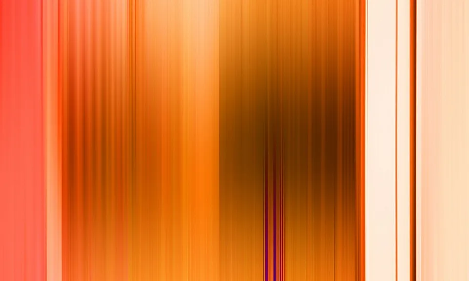 Abstrakte vertikale Streifen in Orange, Rot und Gelb, die wie Bewegungsunschärfe ineinander verlaufen, mit einem dunklen Bereich in der Mitte und hellen Streifen am rechten Rand.