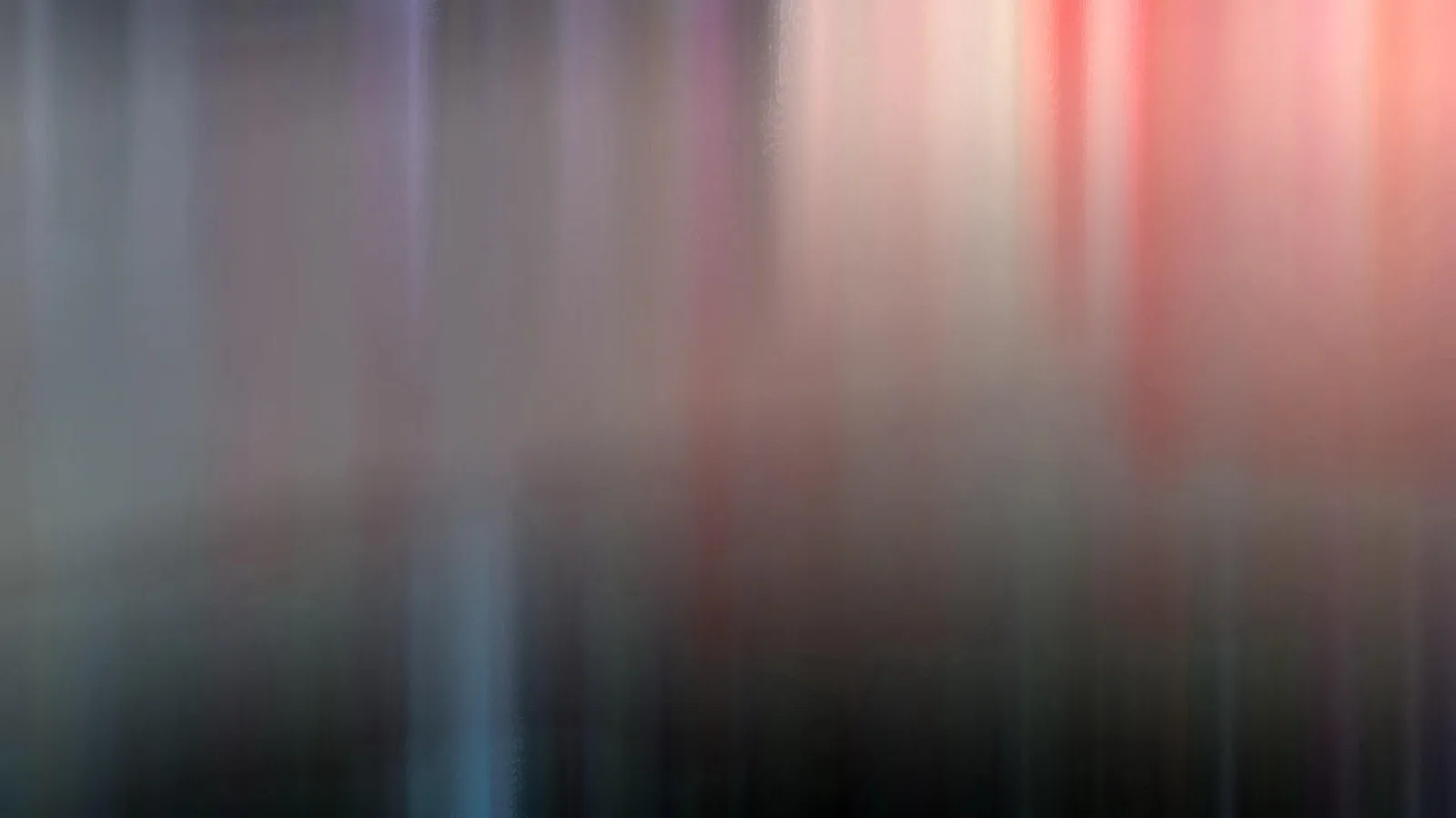 Abstrakte, vertikal verwischte Farbflächen in Grau und Dunkelgrün, rechts oben in Rosa und Rot.