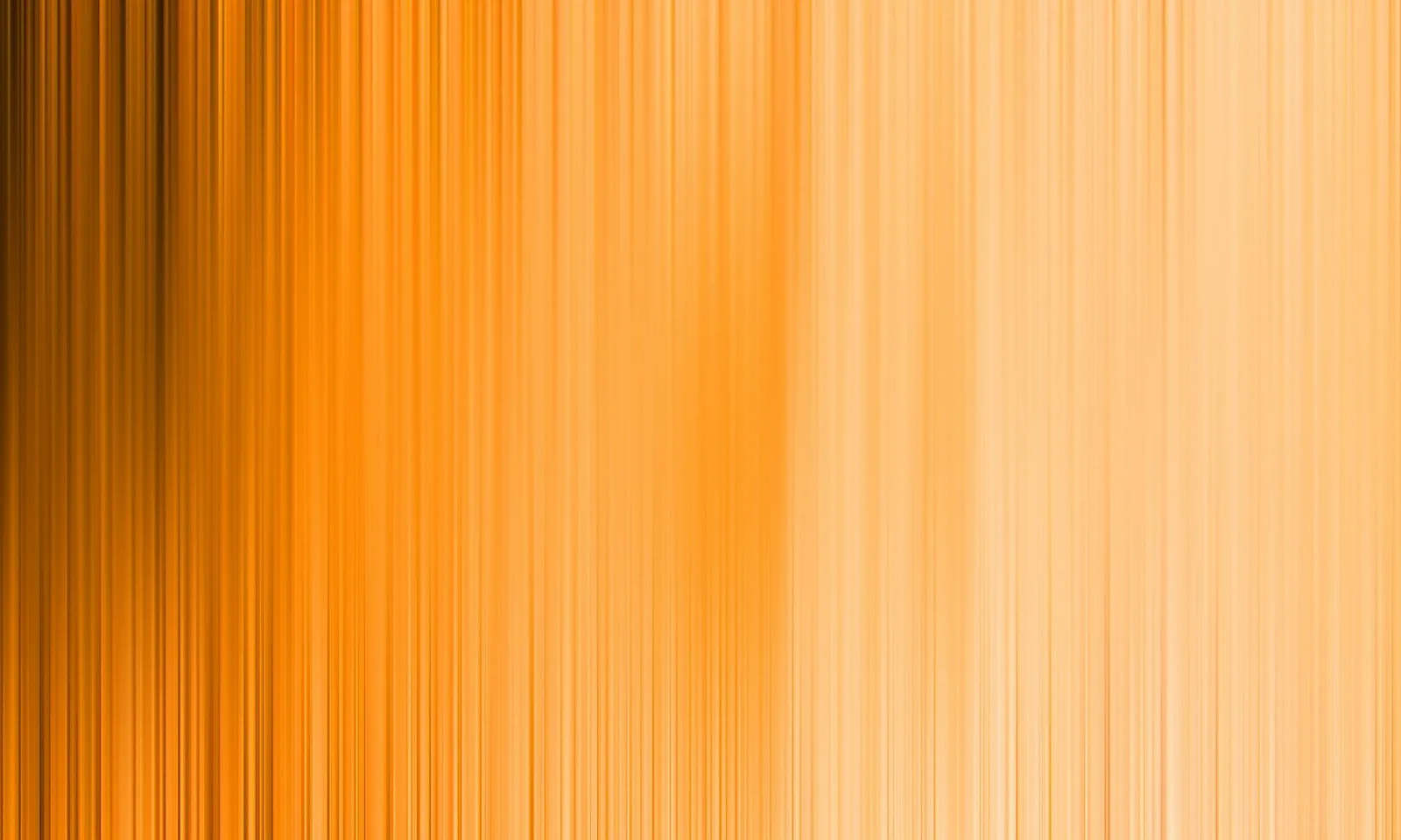 Vertikale orangefarbene Streifen, links dunkler und nach rechts zunehmend hell verlaufend, wie Bewegungsunschärfe.