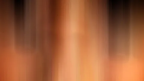 Vertikal verwischte Streifen in Orange, Braun und Schwarz.