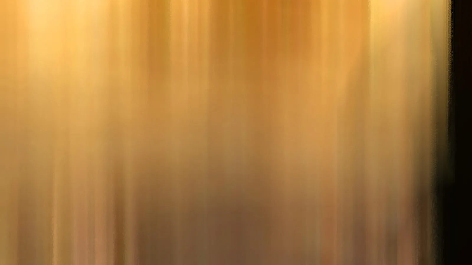 Vertikal verwischte Streifen in Gold und Orange, rechts ein dunkler Rand.